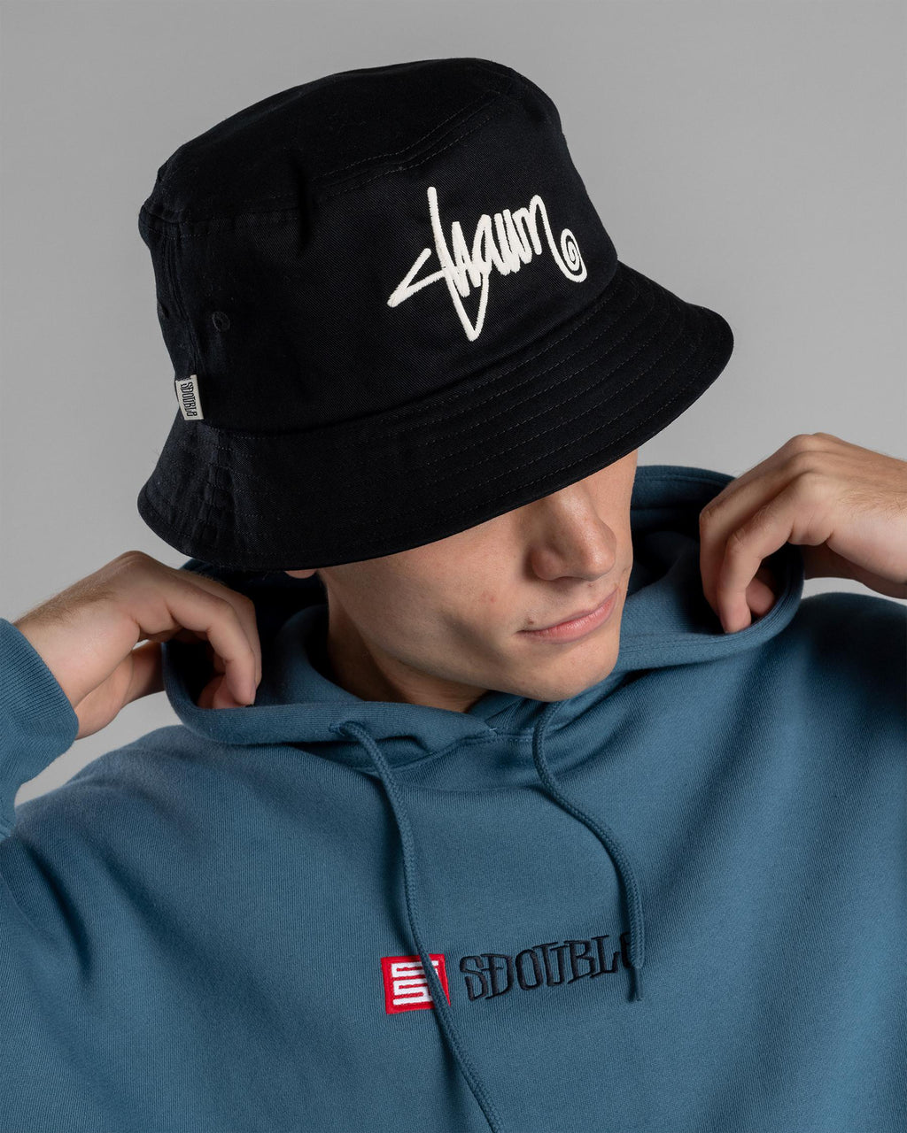S DOUBLE SHAWN SCRIPT BUCKET HAT