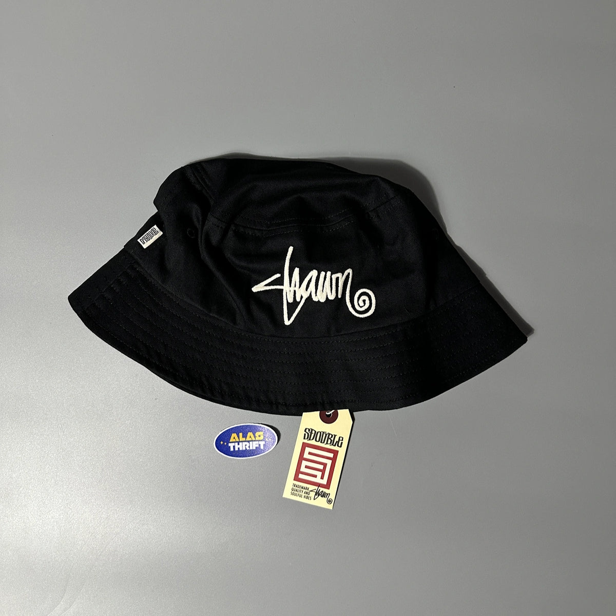 S DOUBLE SHAWN SCRIPT BUCKET HAT